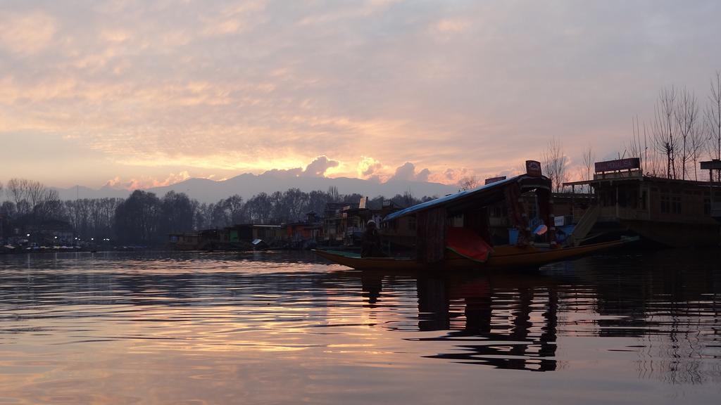 Srīnagar Houseboat Moon Of Kashmir酒店 外观 照片